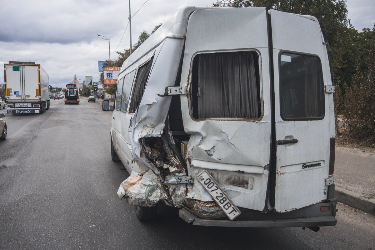 Мужчина за рулем BMW "догнал" микроавтобус и врезался в заднюю левою часть автомобиля правым боком