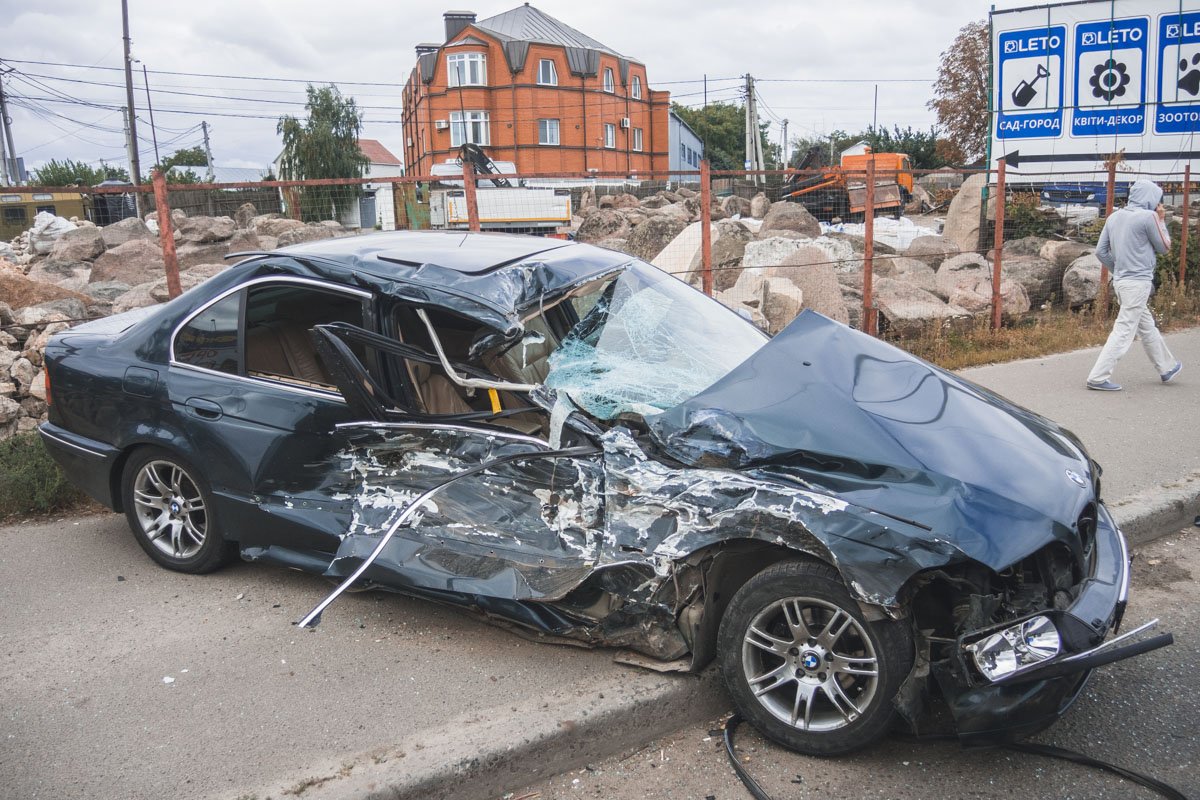 Удар был такой силы, что BMW раскрутило на проезжей части и выбросило на обочину