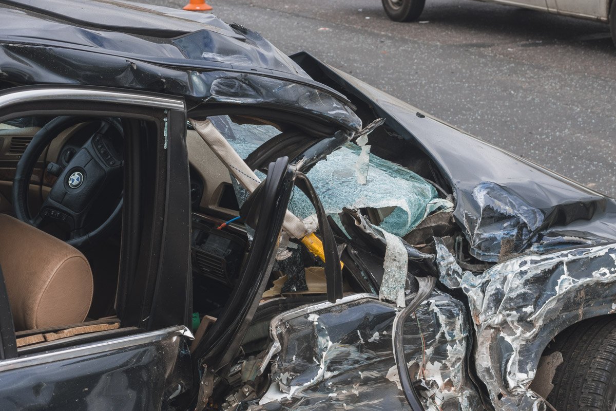 Столкновение сильно повредило обе машины, но больше всего досталось легковушке