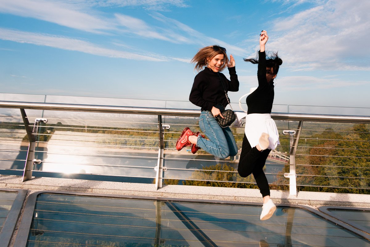 Посетители моста не упустили возможности сразу попрыгать на стеклянных секциях Посетители моста не упустили возможности сразу попрыгать на стеклянных секциях