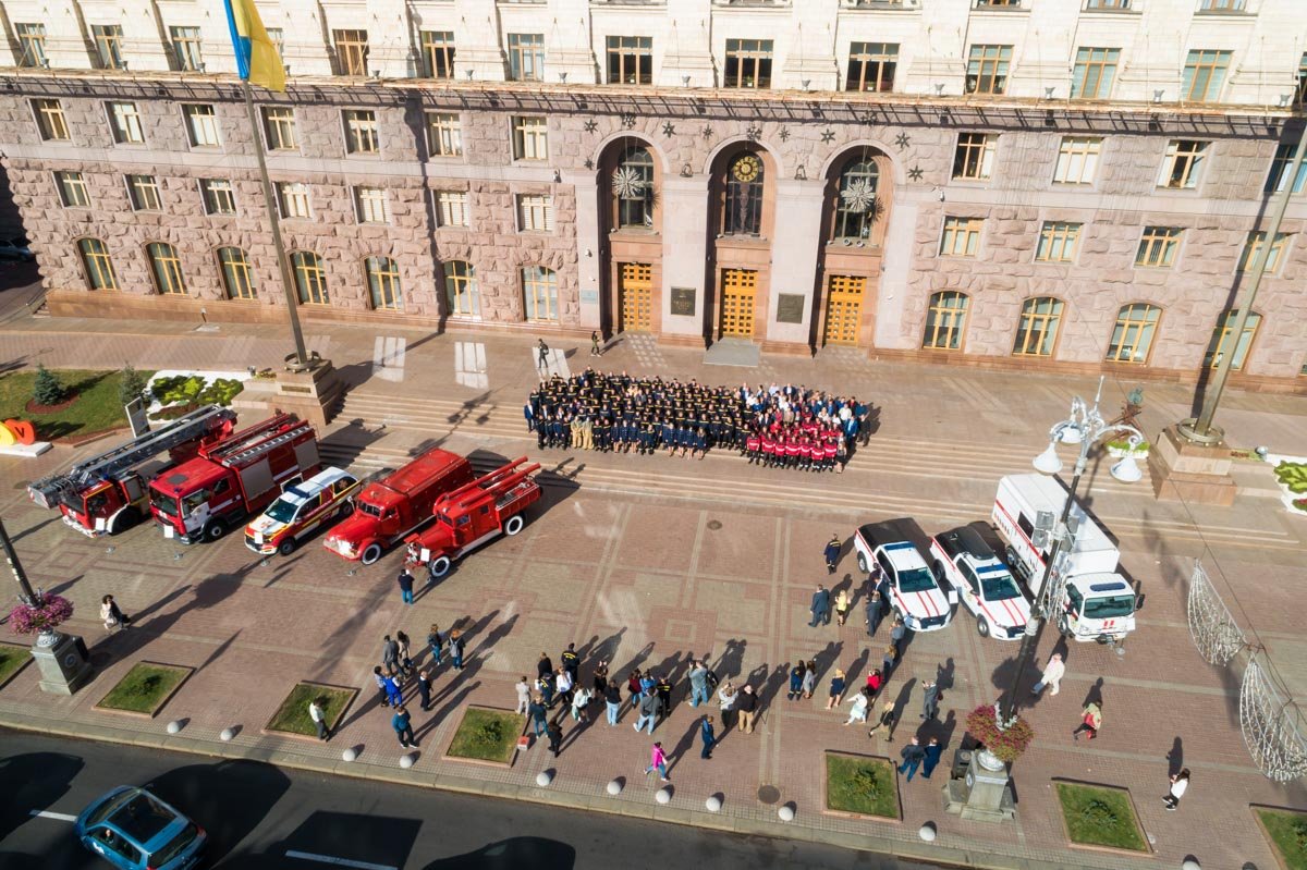 Всех сотрудников ГСЧС собрали под зданием мэрии в честь Дня спасателя Всех сотрудников ГСЧС собрали под зданием мэрии в честь Дня спасателя