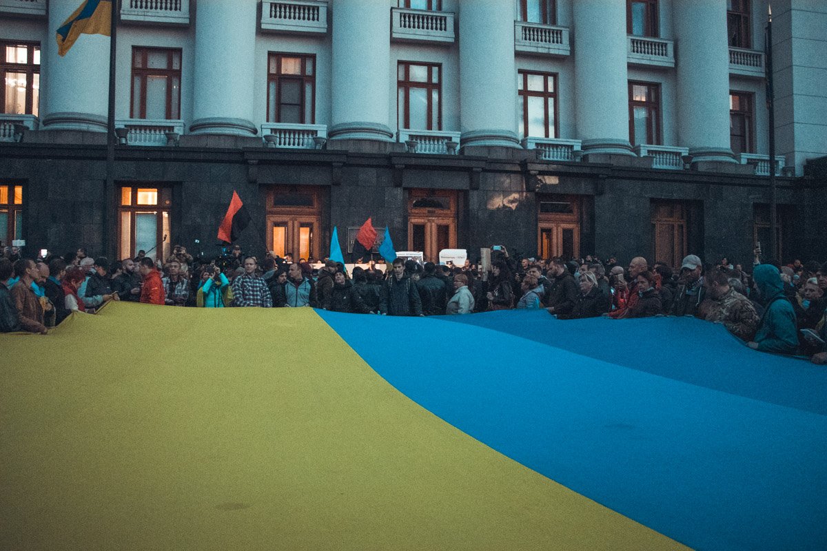 Более сотни человек требовали отмены капитуляции Украины на Донбассе Более сотни человек требовали отмены капитуляции Украины на Донбассе