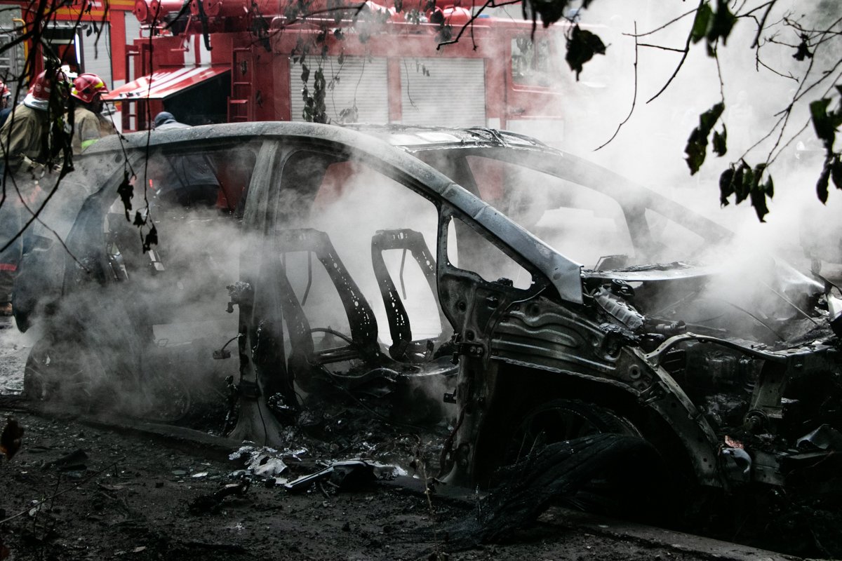 На Печерске дотла сгорел электро автомобиль На Печерске дотла сгорел электро автомобиль