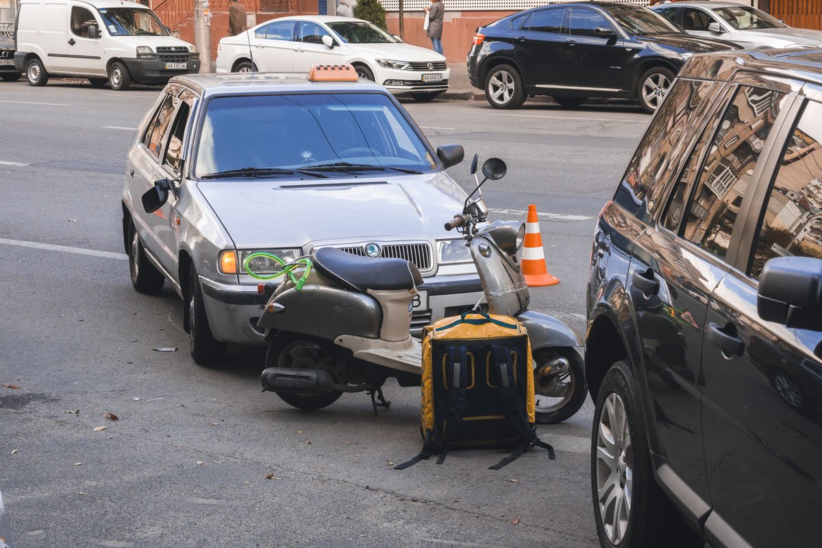 На мопеде ехали два курьера Glovo. По сведениям полиции, они двигались по полосе общественного транспорта 