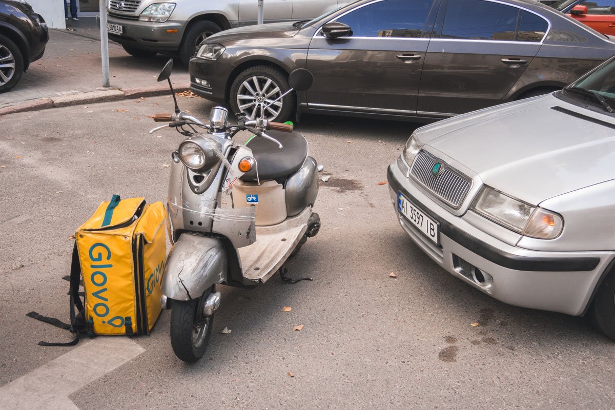 Оба пострадавших являются гражданами Алжира. Один из них разбил голову, а второй сломал ногу 