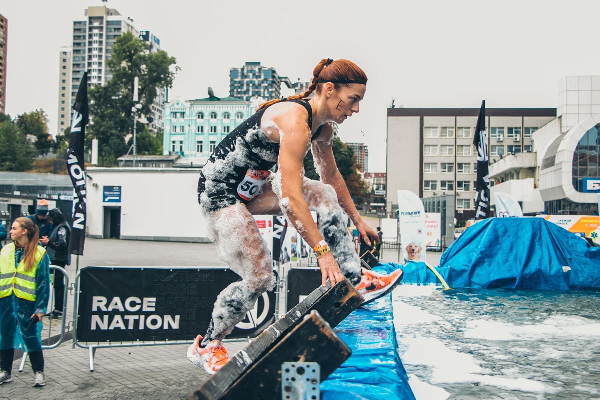 Девушки тоже осмелились на сложный забег 