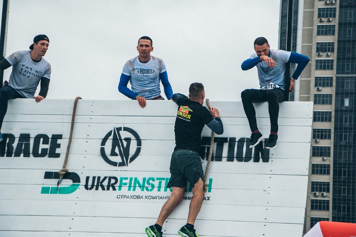 Командный дух, это когда официанты и менеджеры дают бой спортсменам 