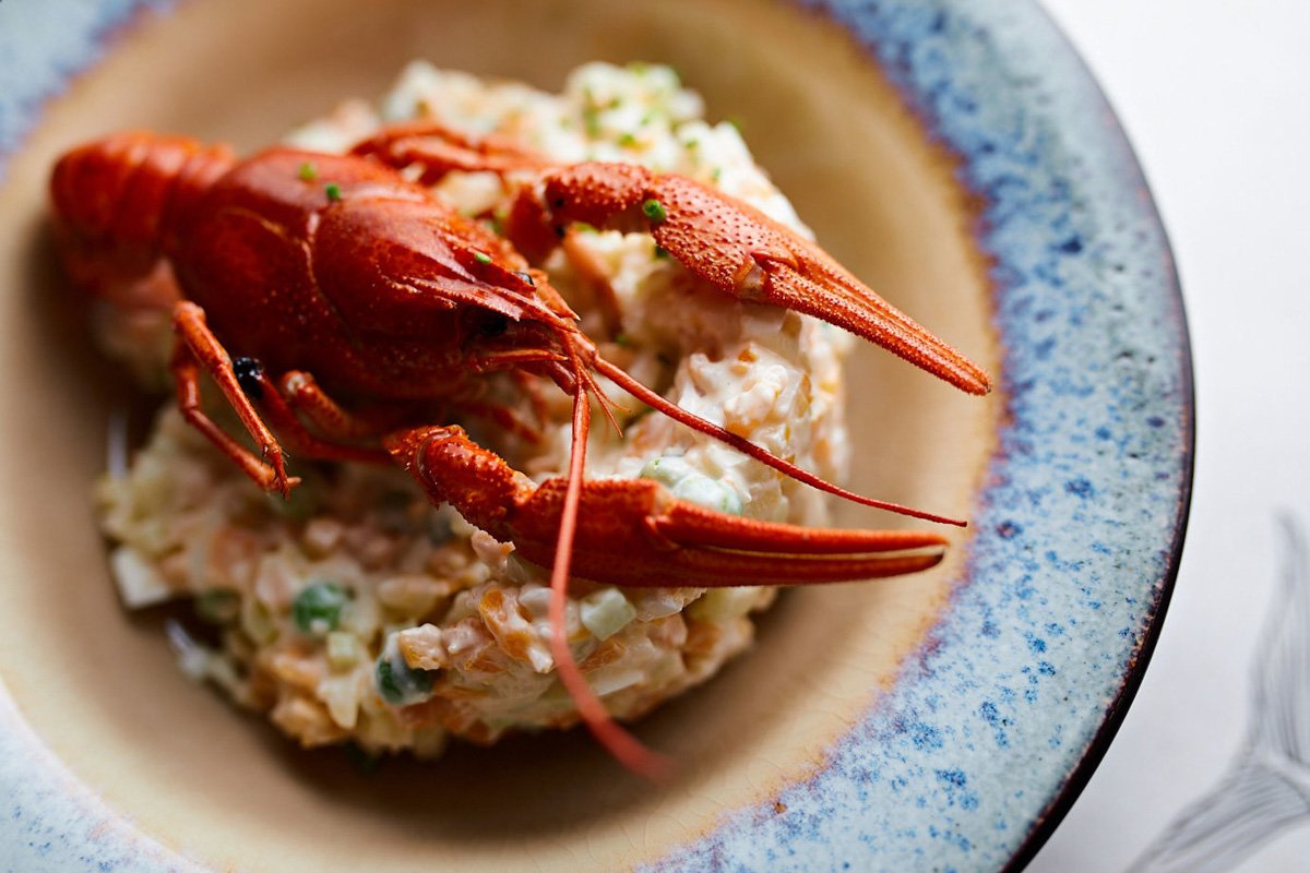 Лобстеров "Рыба Пила" хранит в аквариуме и готовит живыми