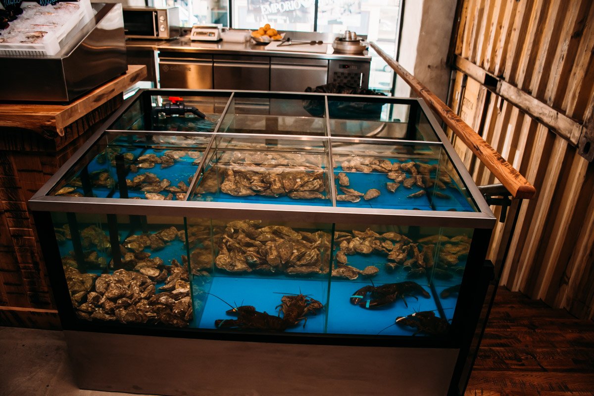 Главная особенность ресторана - свежие и живые морепродукты в открытом аквариуме Главная особенность ресторана - свежие и живые морепродукты в открытом аквариуме