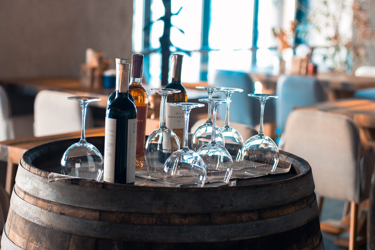 Стол в "Рыбе пиле" резервируют бутылкой вина, которую вы можете выпить, ожидая прихода друзей Стол в "Рыбе пиле" резервируют бутылкой вина, которую вы можете выпить, ожидая прихода друзей