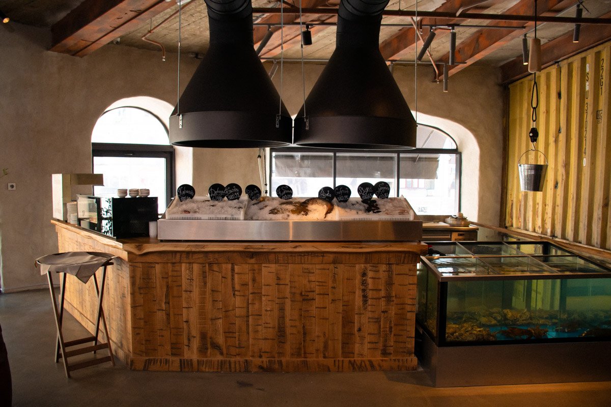 Сразу при входе есть открытая кухня, на которой готовят при вас Сразу при входе есть открытая кухня, на которой готовят при вас