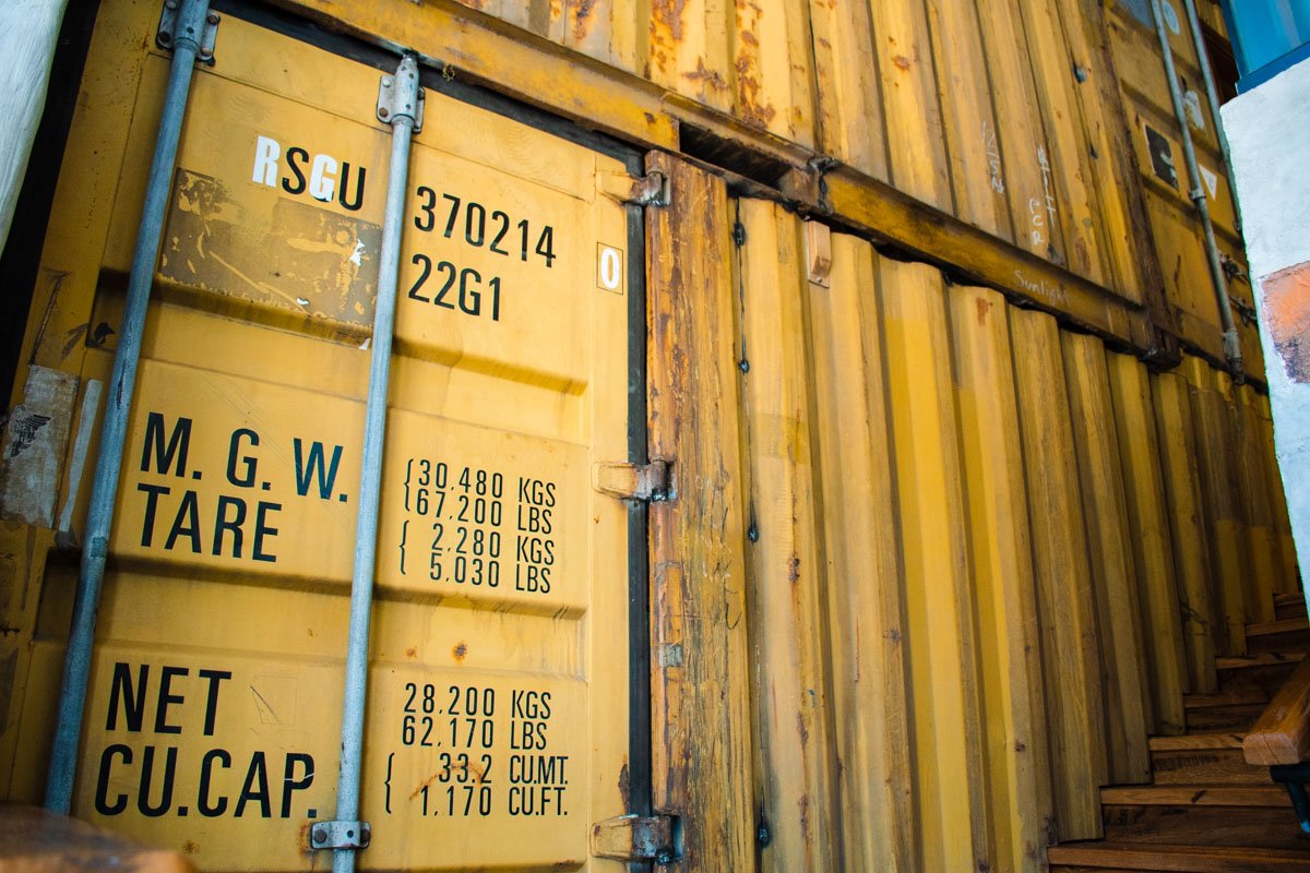 При входе в ресторан вы увидите стену, которая сделана из настоящего контейнера для перевозки рыбы При входе в ресторан вы увидите стену, которая сделана из настоящего контейнера для перевозки рыбы