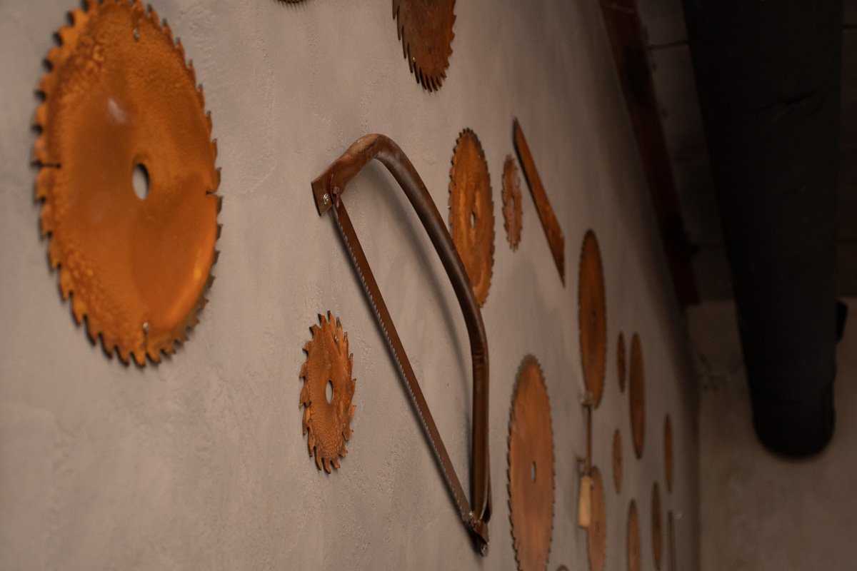 Центральная стена в заведении декорирована настоящими пилами Центральная стена в заведении декорирована настоящими пилами