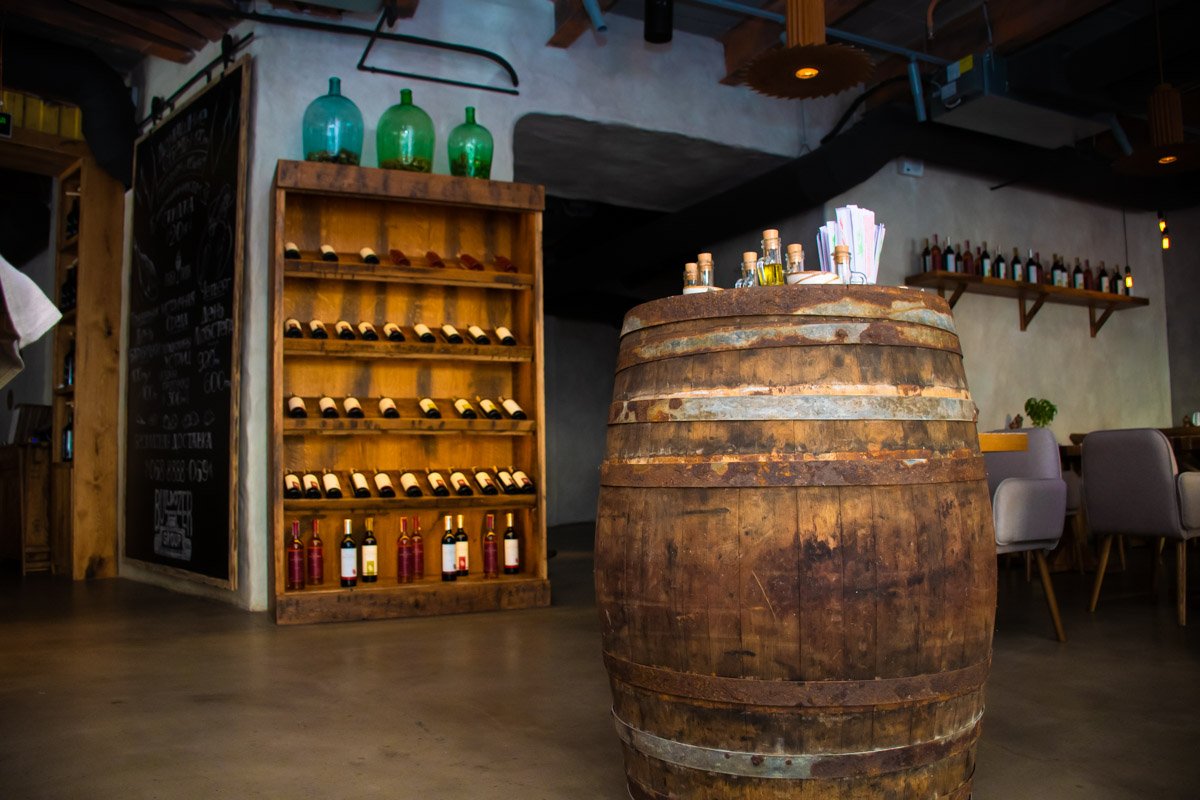 В "Рыбе пиле" богатая винная карта, а стенд с напитками разместили прямо в зале В "Рыбе пиле" богатая винная карта, а стенд с напитками разместили прямо в зале