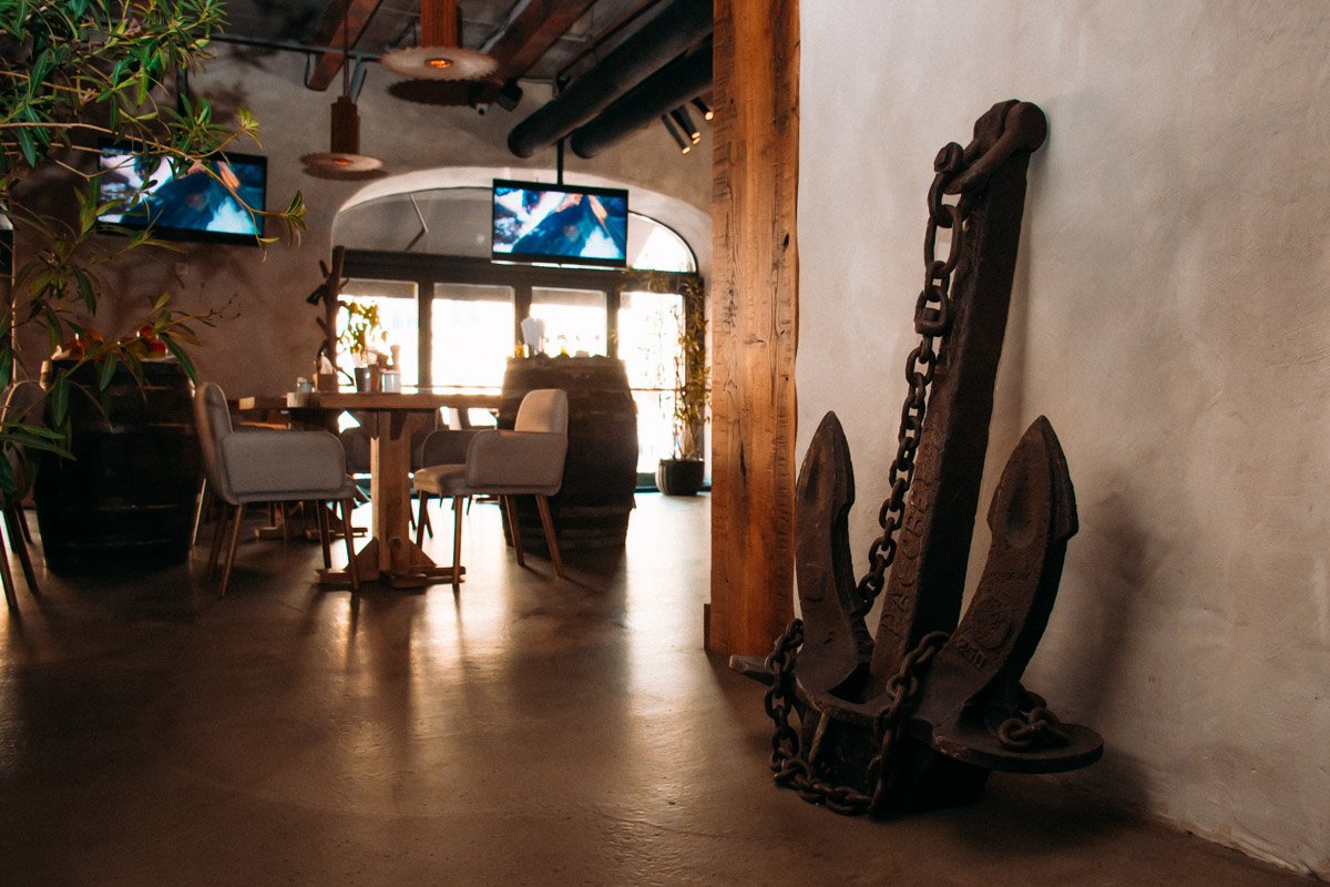 Вечером, после 17:00 вы можете заказать в ресторане ароматный кальян в зале для курящих Вечером, после 17:00 вы можете заказать в ресторане ароматный кальян в зале для курящих