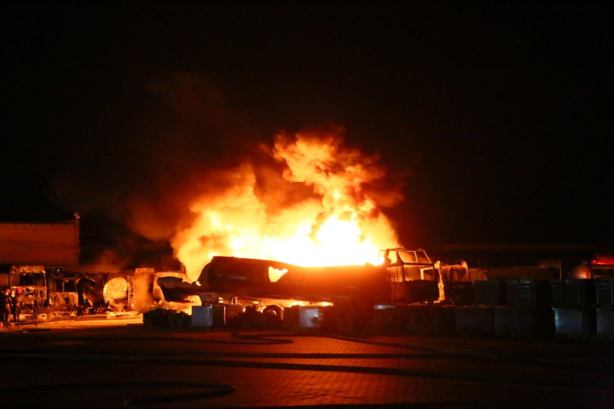 На улице Вискозной горит цистерна с топливом На улице Вискозной горит цистерна с топливом