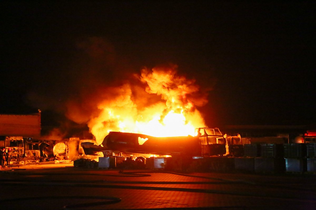 На фото отлично видно источник огня - это автоцистерна На фото отлично видно источник огня - это автоцистерна