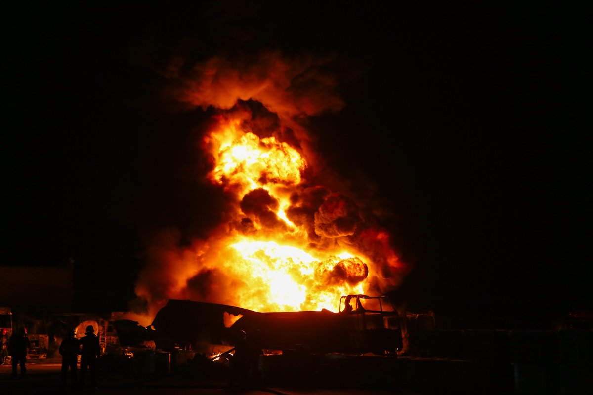 Неудивительно, что пожарным долгое время не удавалось хотя бы локализовать огонь Неудивительно, что пожарным долгое время не удавалось хотя бы локализовать огонь