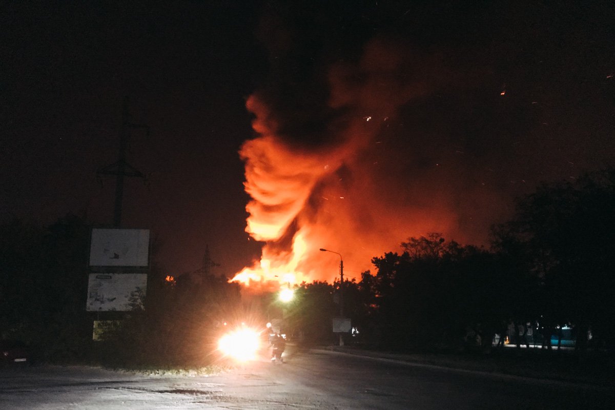 В Киеве на улице Деревообрабатывающая начался пожар