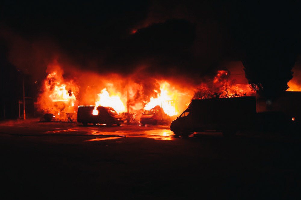 В огне сгорели дотла две машины
