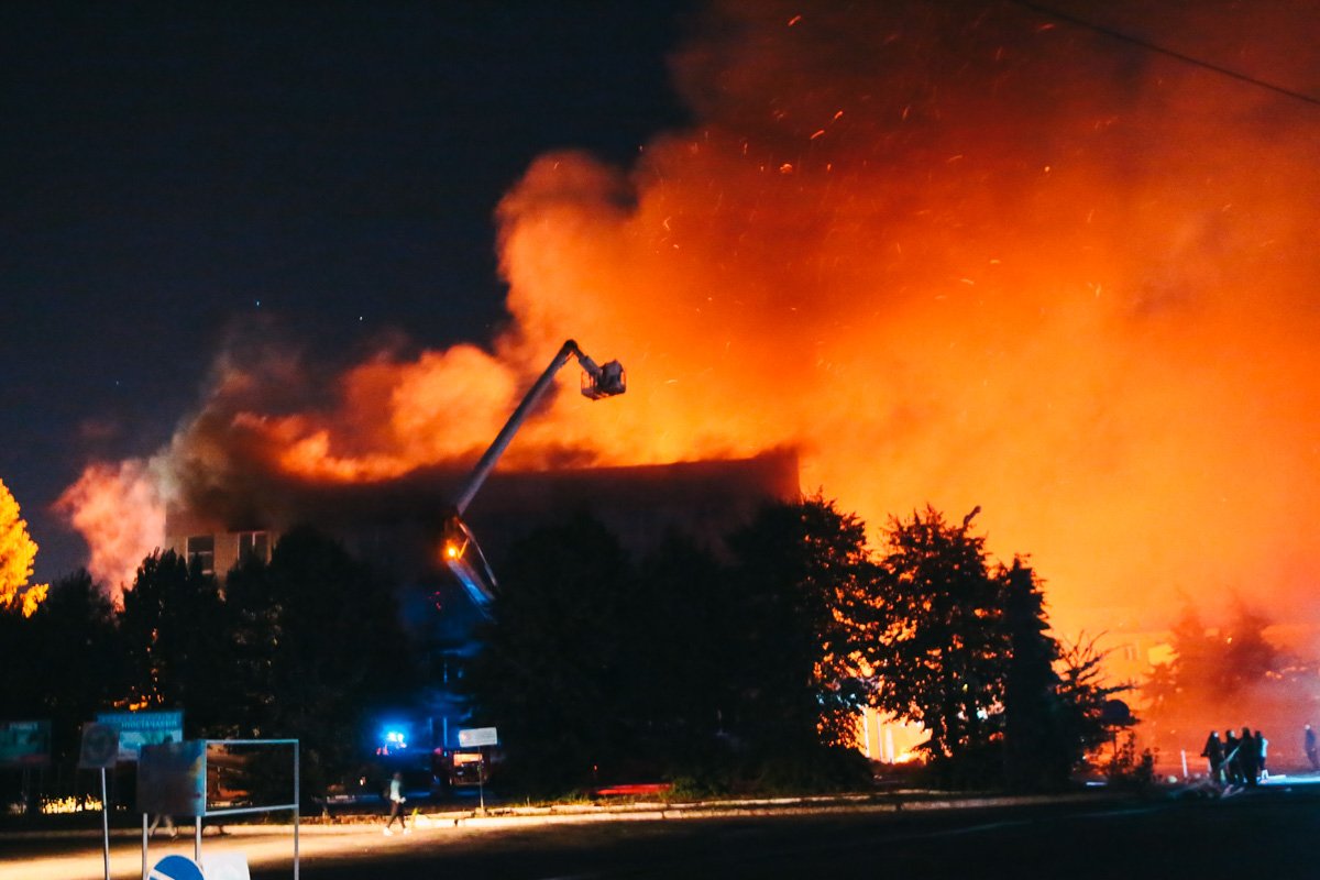 К тушению пожара привлекли около 60 спасателей