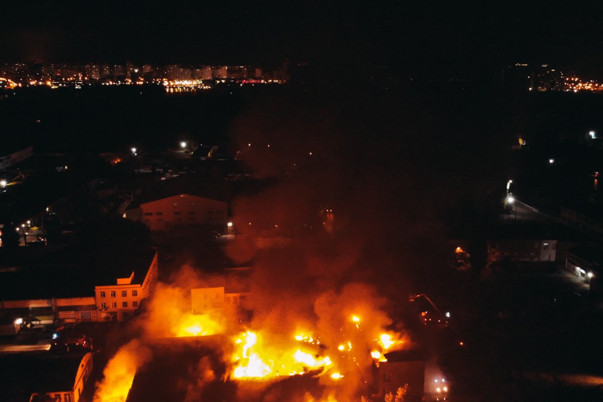 Пожарные занимаются локализацией