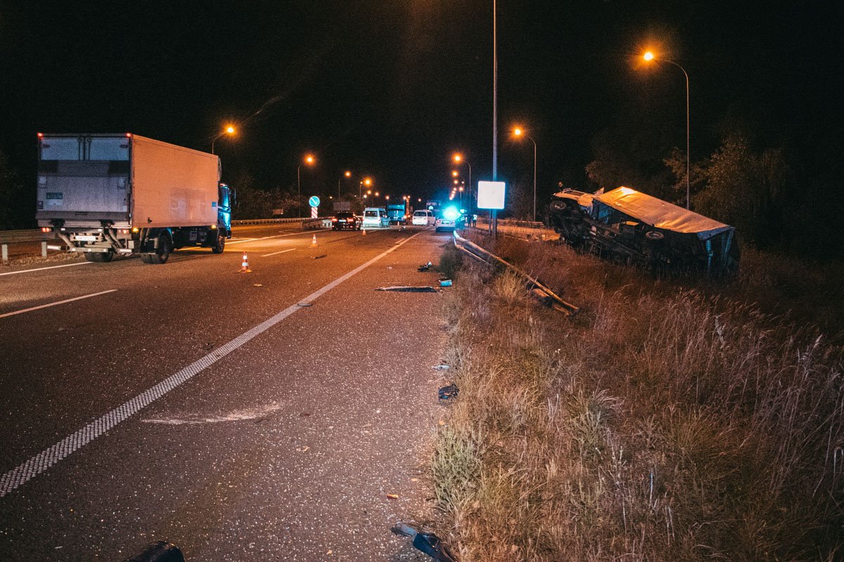 Под Киевом перед въездом в село Бзов произошло ДТП с участием грузовика и автобуса