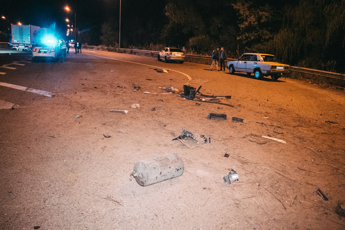 Вокруг валяется куча мелких обломков