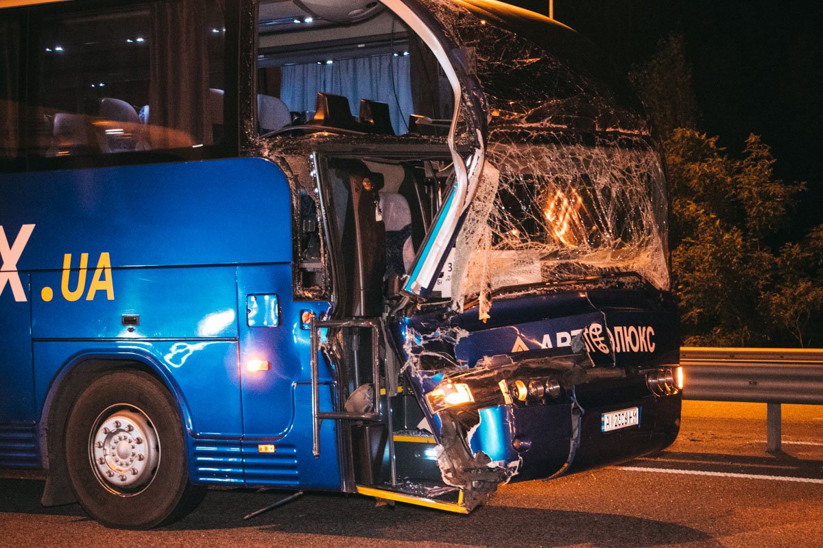 У автобуса серьезно поврежден передок. К счастью, водители не пострадали