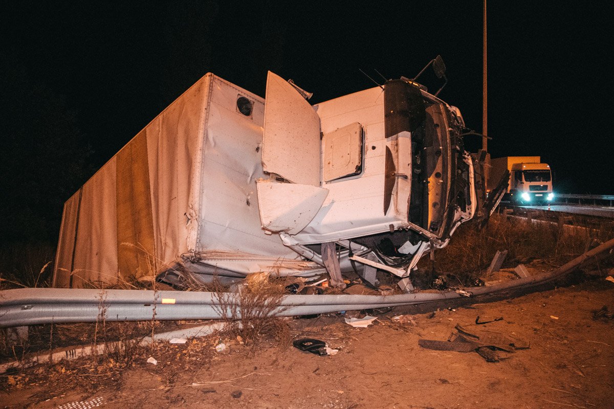 А вот грузовику Mercedes повезло меньше - он перевернулся