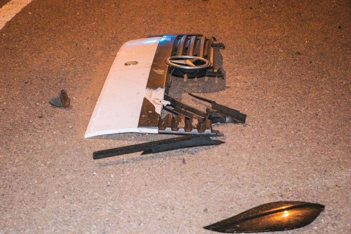 На месте работают патруль и следственно-оперативная группа. Медики увезли пострадавших в больницу