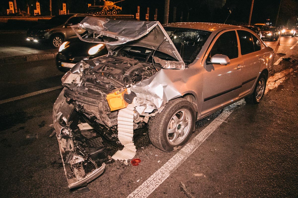 В Киеве на проспекте Победы Skoda Octavia врезалась в Mitsubishi Outlander В Киеве на проспекте Победы Skoda Octavia врезалась в Mitsubishi Outlander