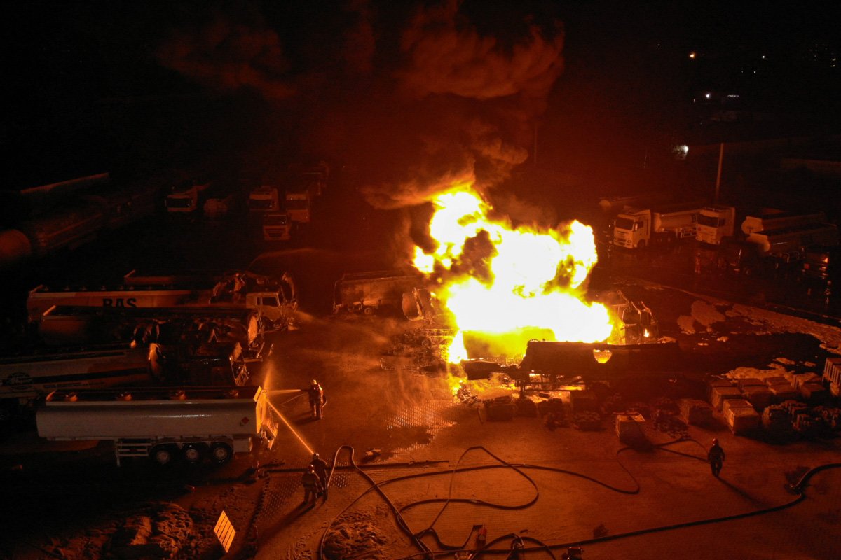 В Киеве на улице Вискозная вспыхнул масштабный пожар