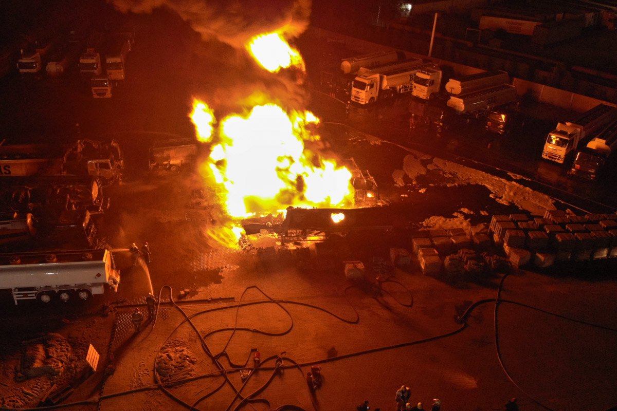 Огонь охватил цистерны с топливом