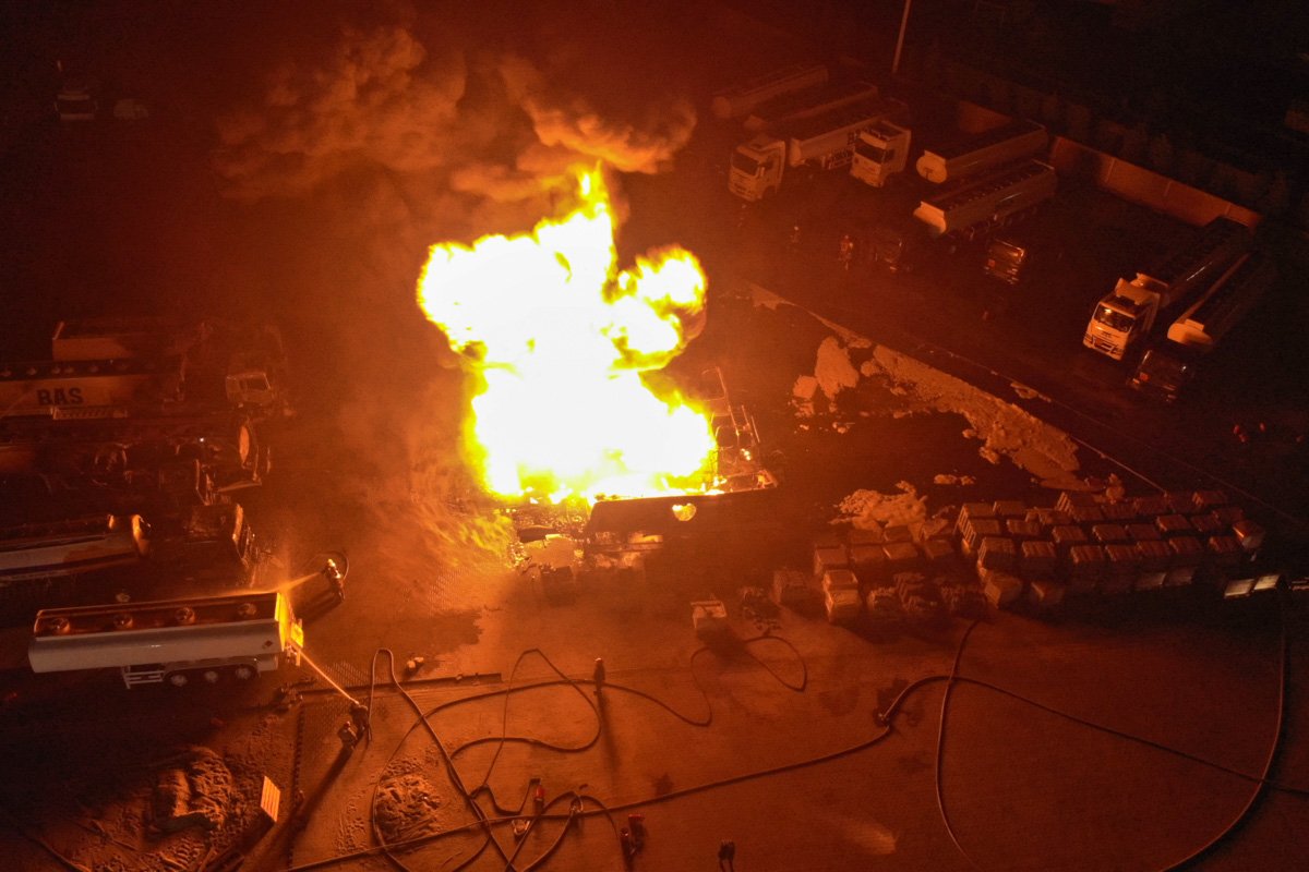 В конце концов пожарным удалось локализовать и ликвидировать пожар