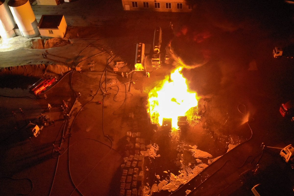 Спустя почти два часа борьбы с огнем пожар удалось локализовать и ликвидировать