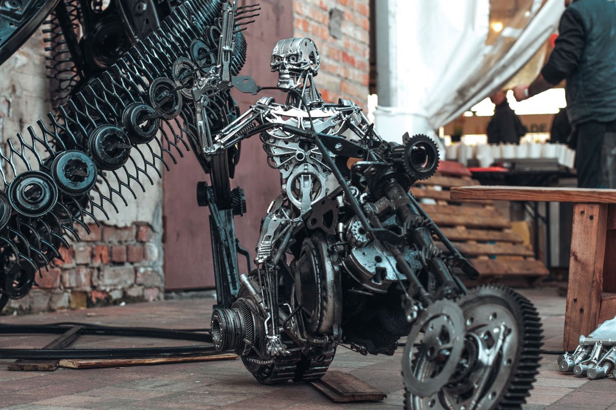 А это не совсем фотозона - Т-800 часть выставки таких металлических фигур А это не совсем фотозона - Т-800 часть выставки таких металлических фигур