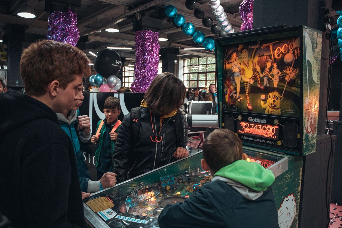 Лучше переместимся в зал с игровыми автоматами. Вот где веселье точно не уходило на перерыв Лучше переместимся в зал с игровыми автоматами. Вот где веселье точно не уходило на перерыв