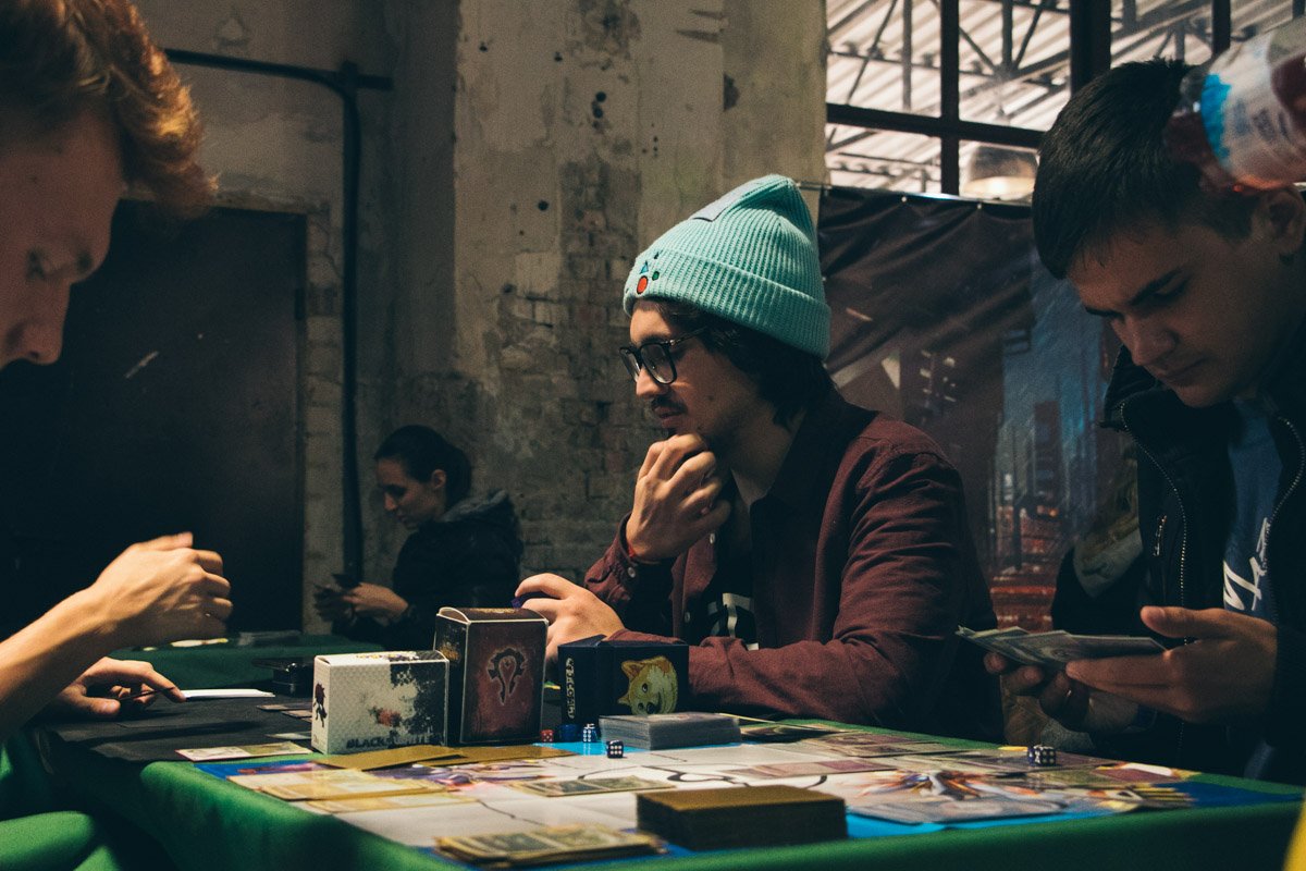 В настольной зоне, конечно, тоже шумно. Но гораздо тише, чем по всей остальной выставке В настольной зоне, конечно, тоже шумно. Но гораздо тише, чем по всей остальной выставке