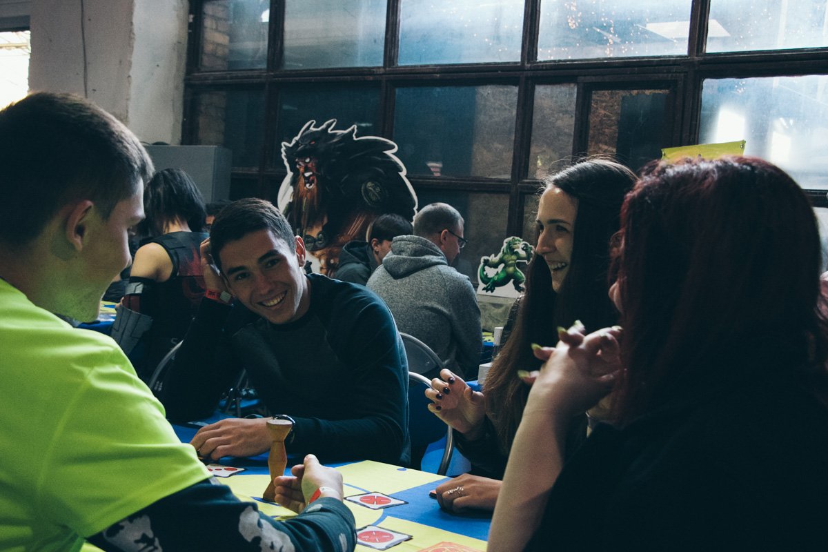 Оно и понятно - тут многие над следующим ходом думают Оно и понятно - тут многие над следующим ходом думают