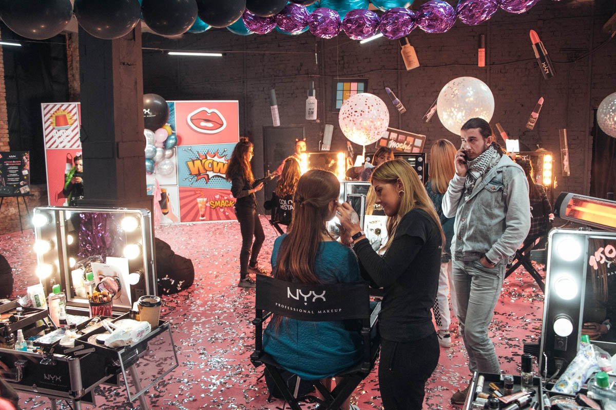 Там же, кстати, вам могли сделать фантастический (во всех смыслах) мейкап Там же, кстати, вам могли сделать фантастический (во всех смыслах) мейкап