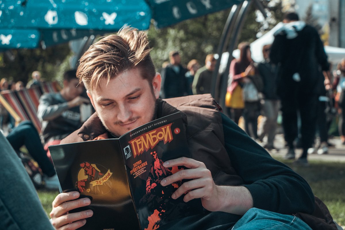 По всей территории конвента было полно места, где можно было почитать боевые трофеи По всей территории конвента было полно места, где можно было почитать боевые трофеи