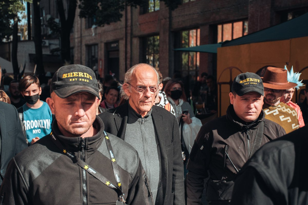 Кристофер Ллойд в окружении охранников. Впрочем, сфотографироваться с кумиром можно было на специальной встрече Кристофер Ллойд в окружении охранников. Впрочем, сфотографироваться с кумиром можно было на специальной встрече