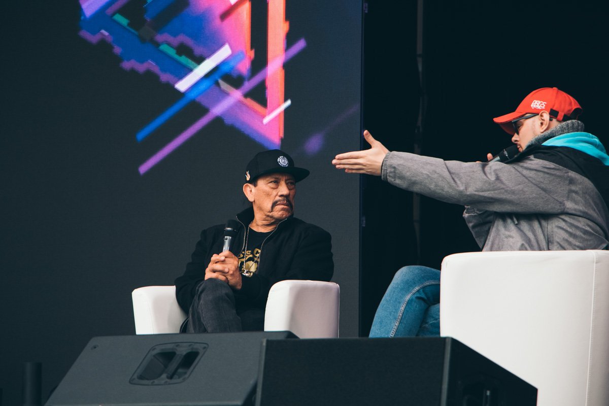 А вот Дэнни Трехо общается с модератором и гостями А вот Дэнни Трехо общается с модератором и гостями