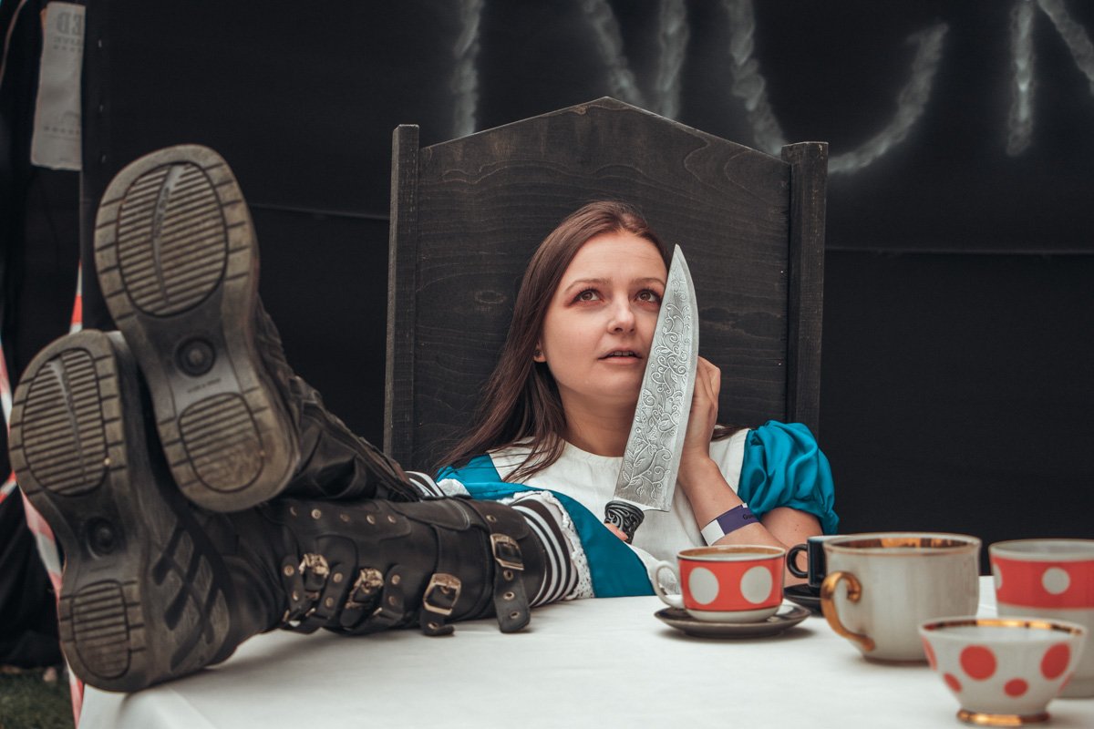 Интересно, думает Алиса, куда подевался Чеширский Кот? Интересно, думает Алиса, куда подевался Чеширский Кот?