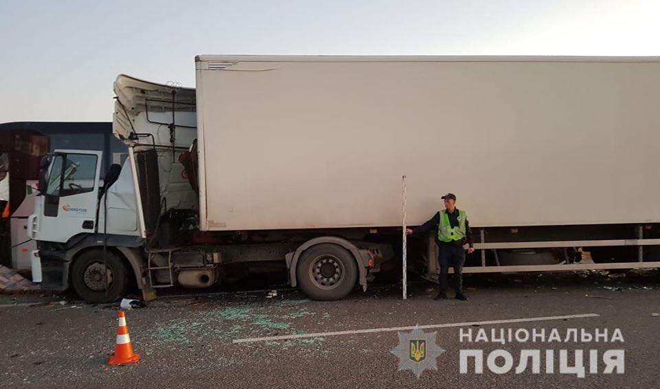 Фура Iveco протаранила автобус и грузовик