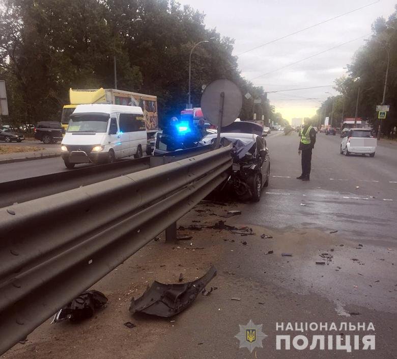 Недалеко от выезда из Киева произошла авария с участием автомобиля Hyundai Недалеко от выезда из Киева произошла авария с участием автомобиля Hyundai
