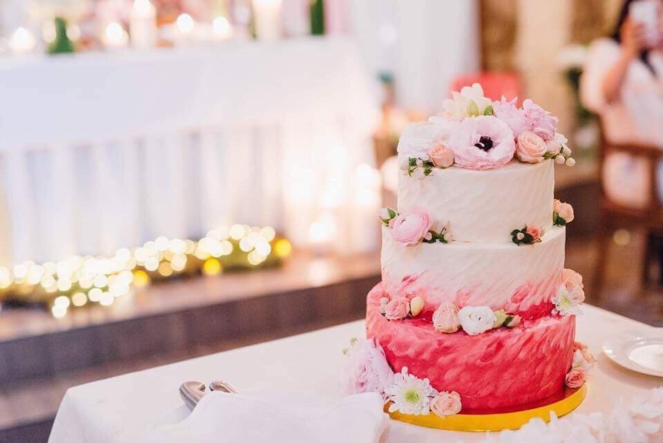 Свадебный торт нужно заказывать заранее - минимум за месяц Свадебный торт нужно заказывать заранее - минимум за месяц