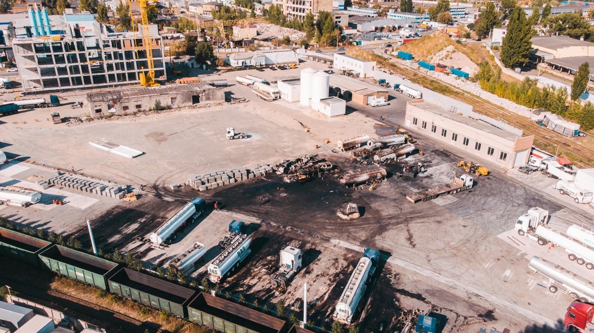 По данным спасателей здесь сгорели 9 автоцистерн По данным спасателей здесь сгорели 9 автоцистерн