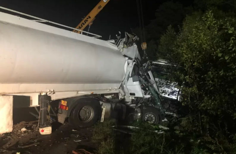 Фура влетела в стоящий автобус. 9 человек погибли Фура влетела в стоящий автобус. 9 человек погибли